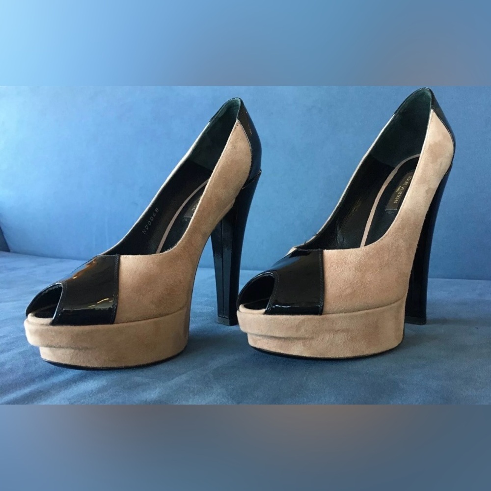 Louis Vuitton Tan Suede Pumps with Black Patent Leather Accents - Size 38 / 8 - Picture 4 of 12